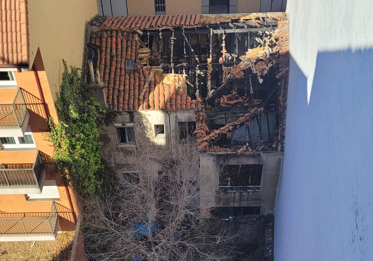 El tejado del número 19 completamente destrozado tras un incendio.