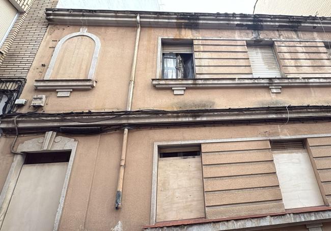Los accesos a la vivienda se han tapiado con tablas.