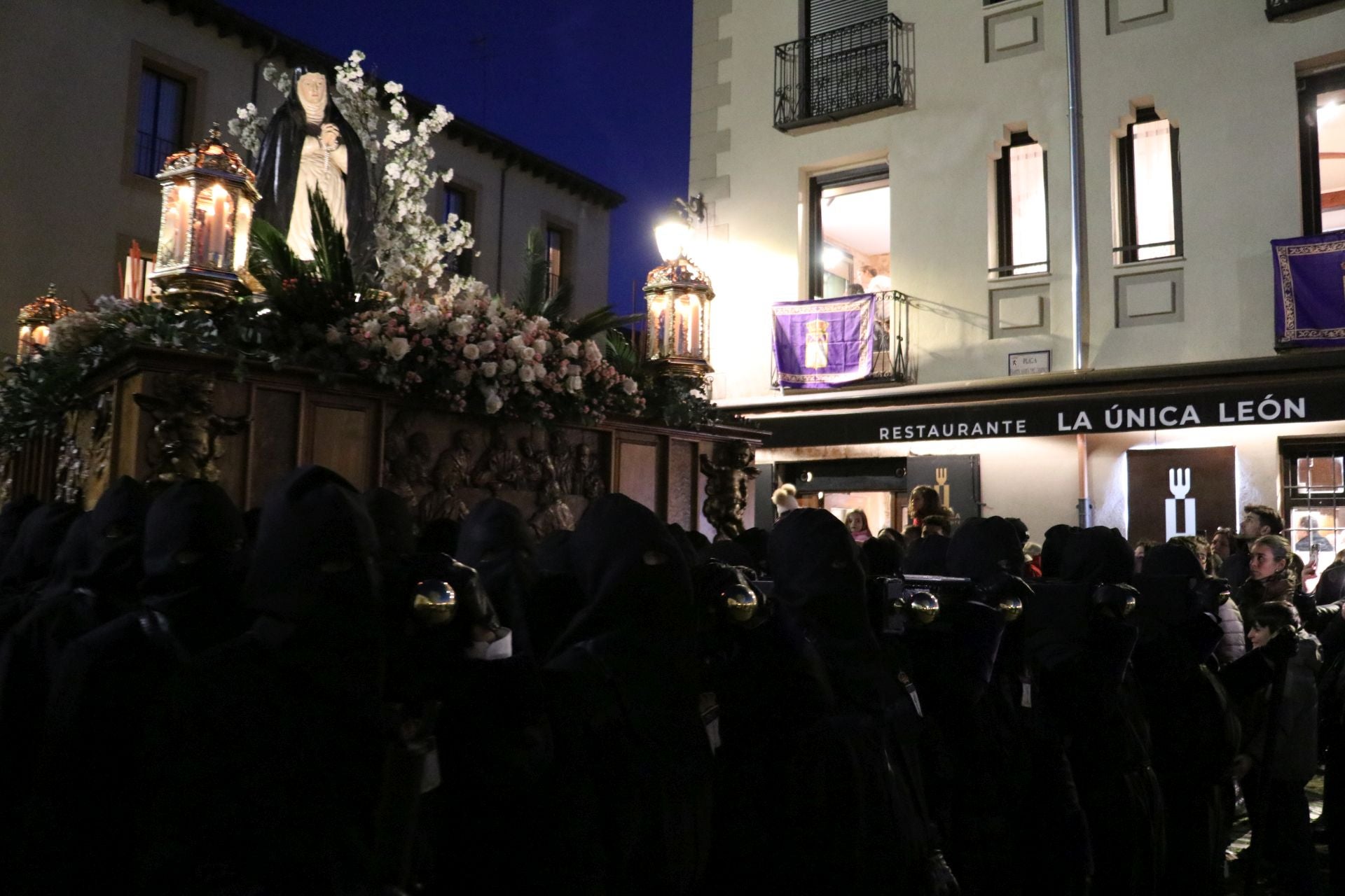 Las imágenes de la procesión de la Virgen de la Amargura en León