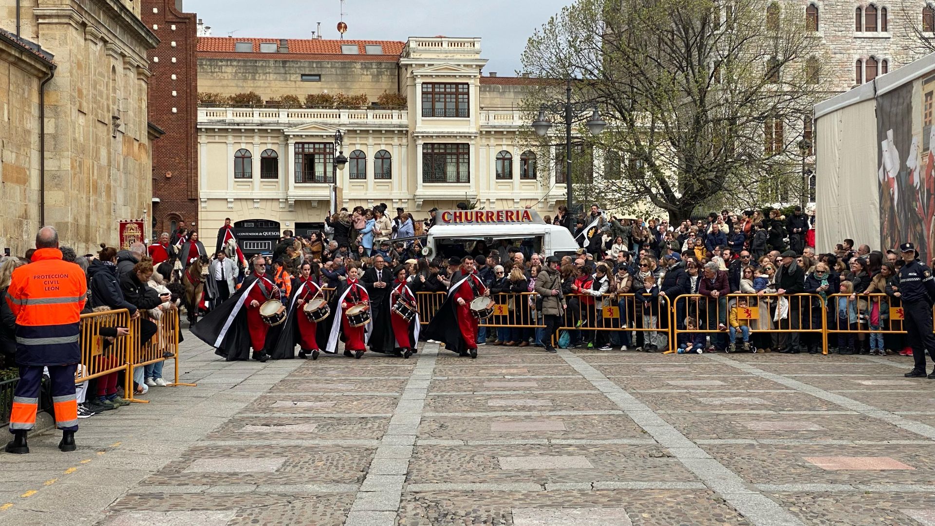 El pregón a caballo anuncia siete palabras para teñir León de rojo amapola