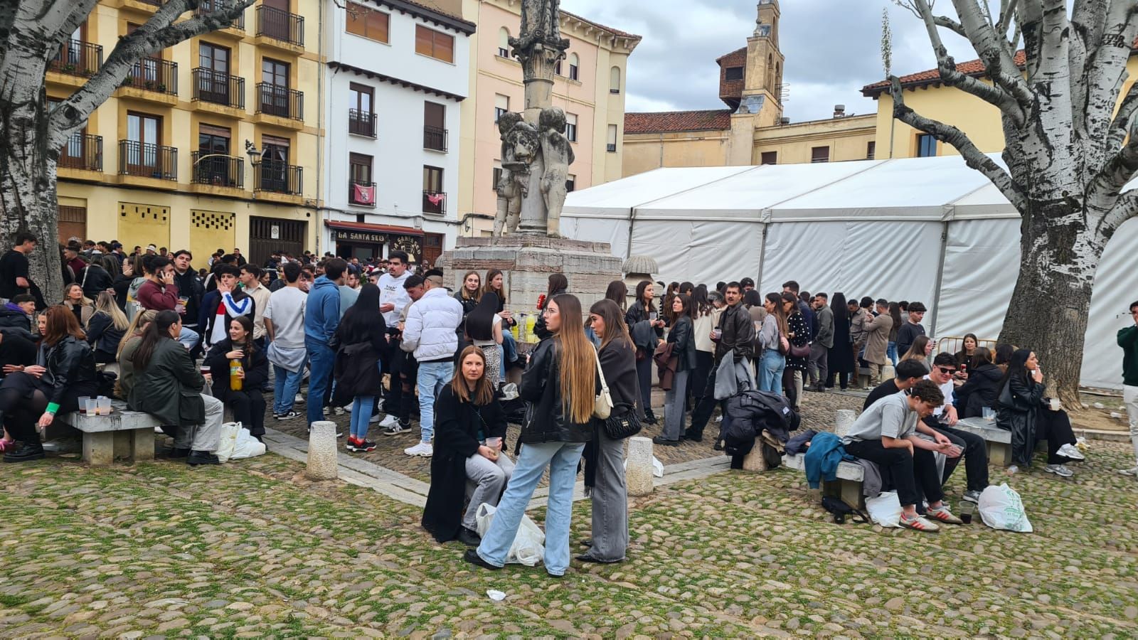 Imágenes del ambiente en León la tarde de Jueves Santo