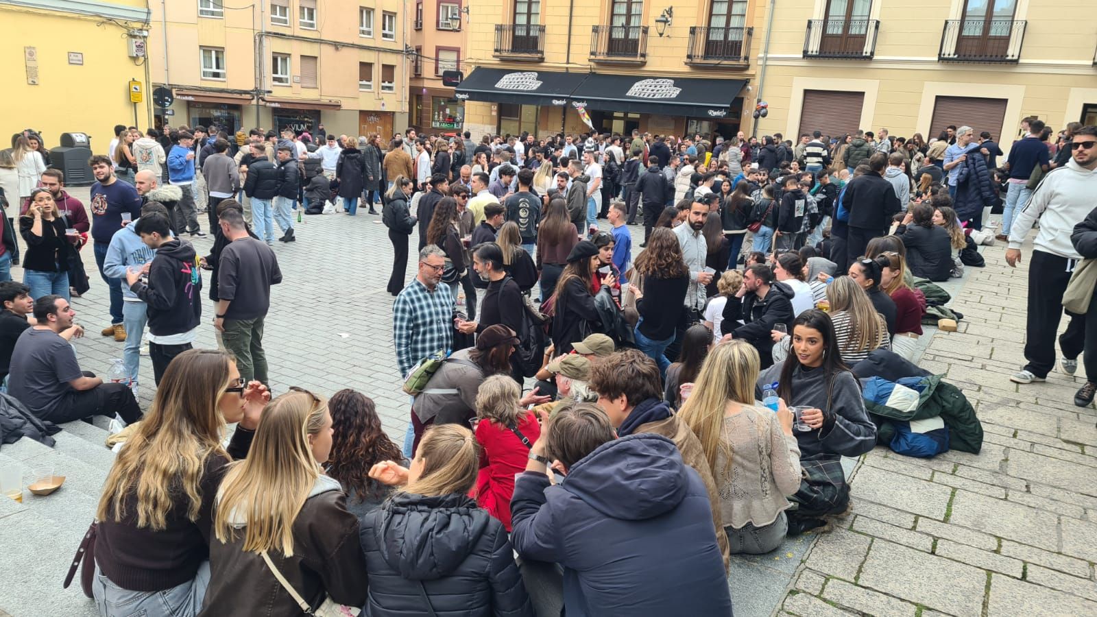Imágenes del ambiente en León la tarde de Jueves Santo