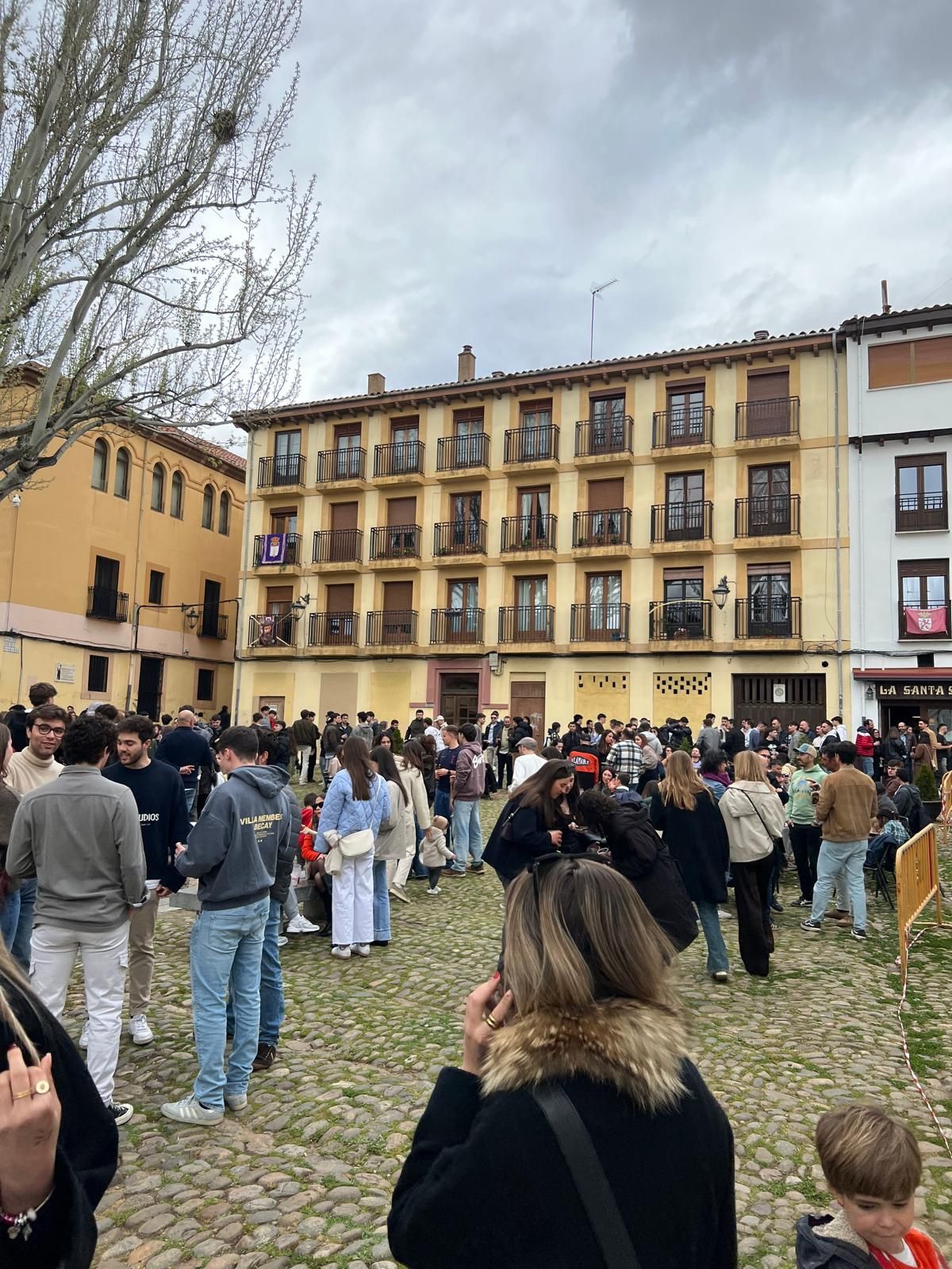 Imágenes del ambiente en León la tarde de Jueves Santo
