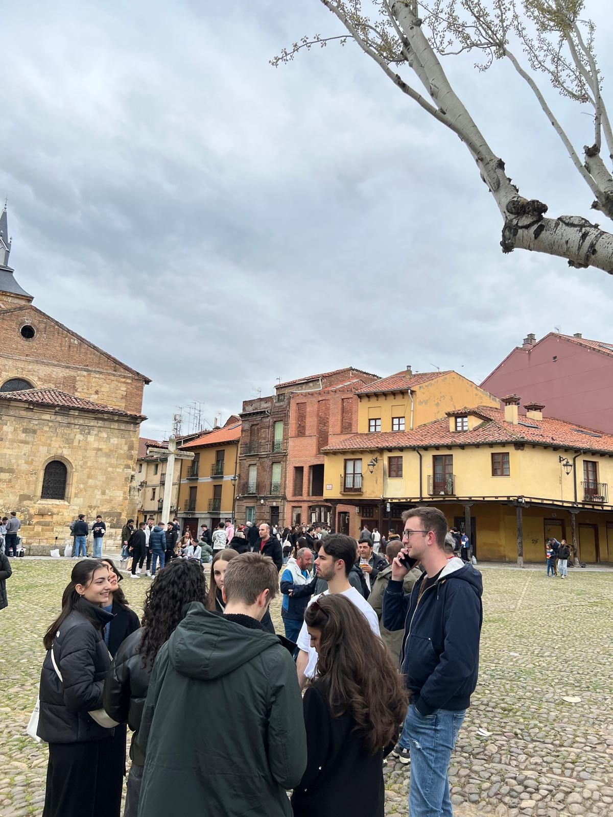 Imágenes del ambiente en León la tarde de Jueves Santo