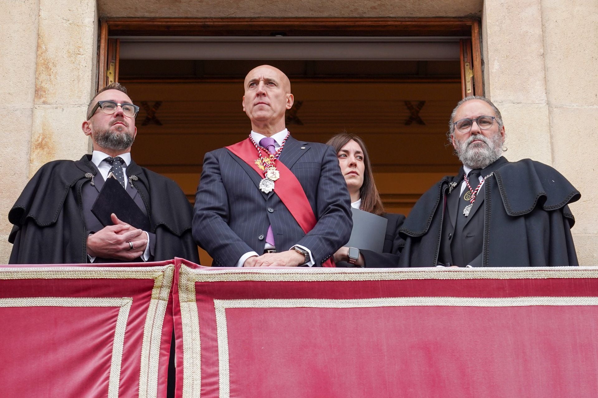 El pregón a caballo anuncia siete palabras para teñir León de rojo amapola