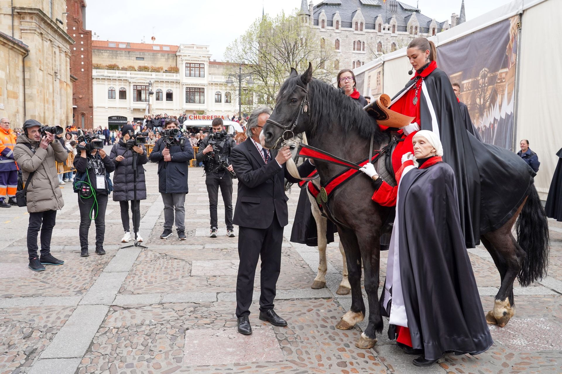 El pregón a caballo anuncia siete palabras para teñir León de rojo amapola