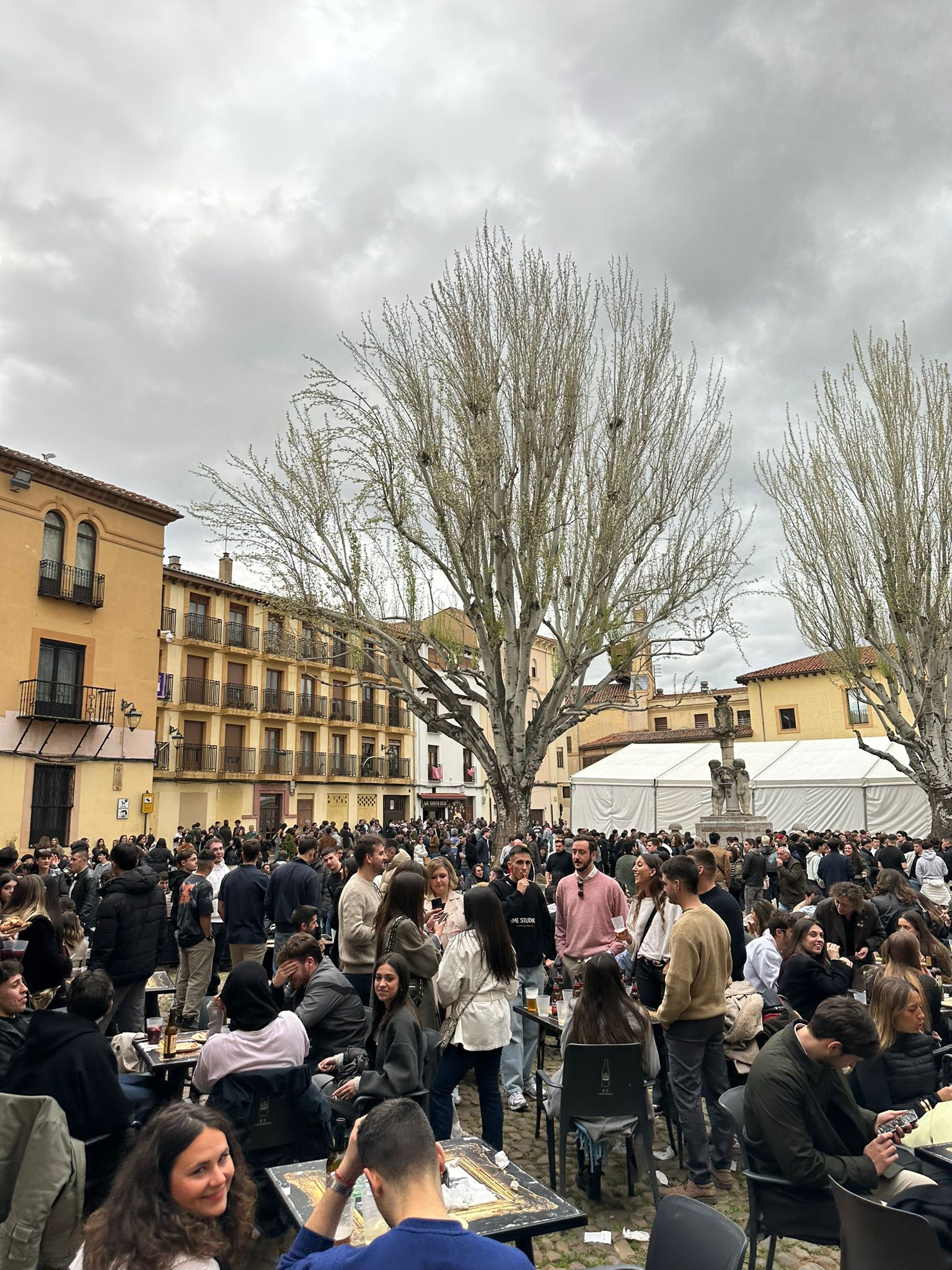 Imágenes del ambiente en León la tarde de Jueves Santo