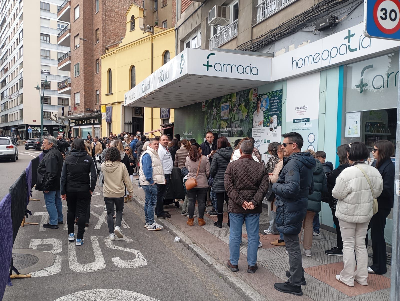 El pregón a caballo anuncia siete palabras para teñir León de rojo amapola