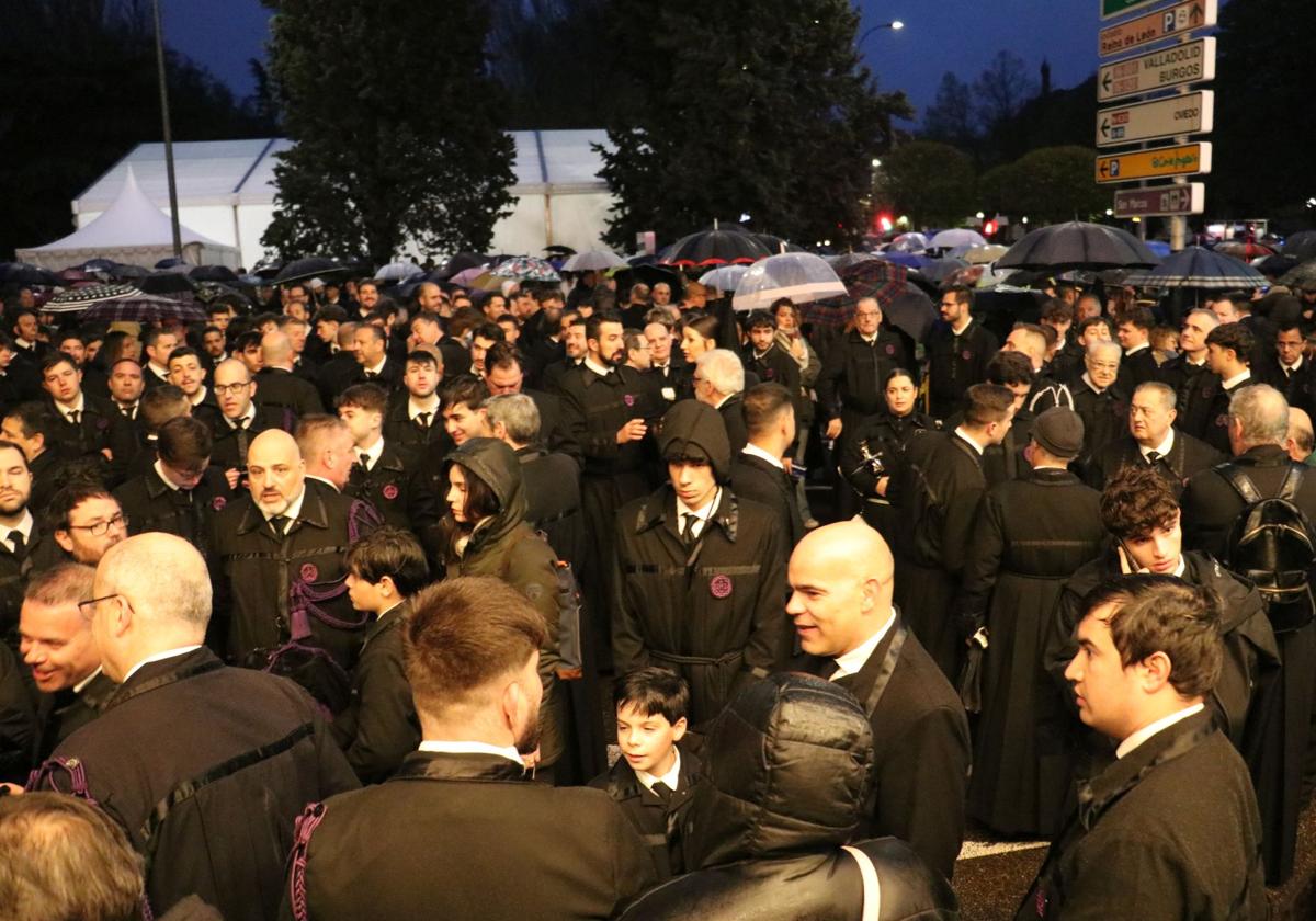 Las imágenes de la decisión de la cofradía para salir en procesión en León