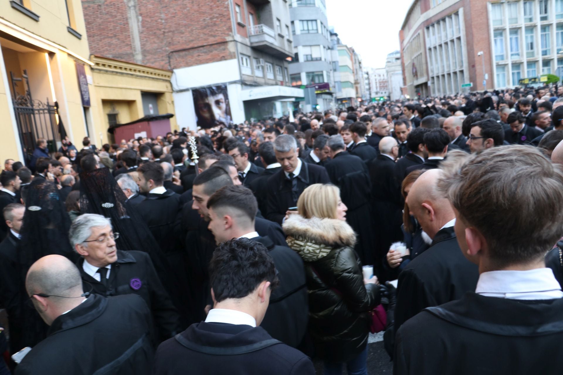Las imágenes de la decisión de la cofradía para salir en procesión en León