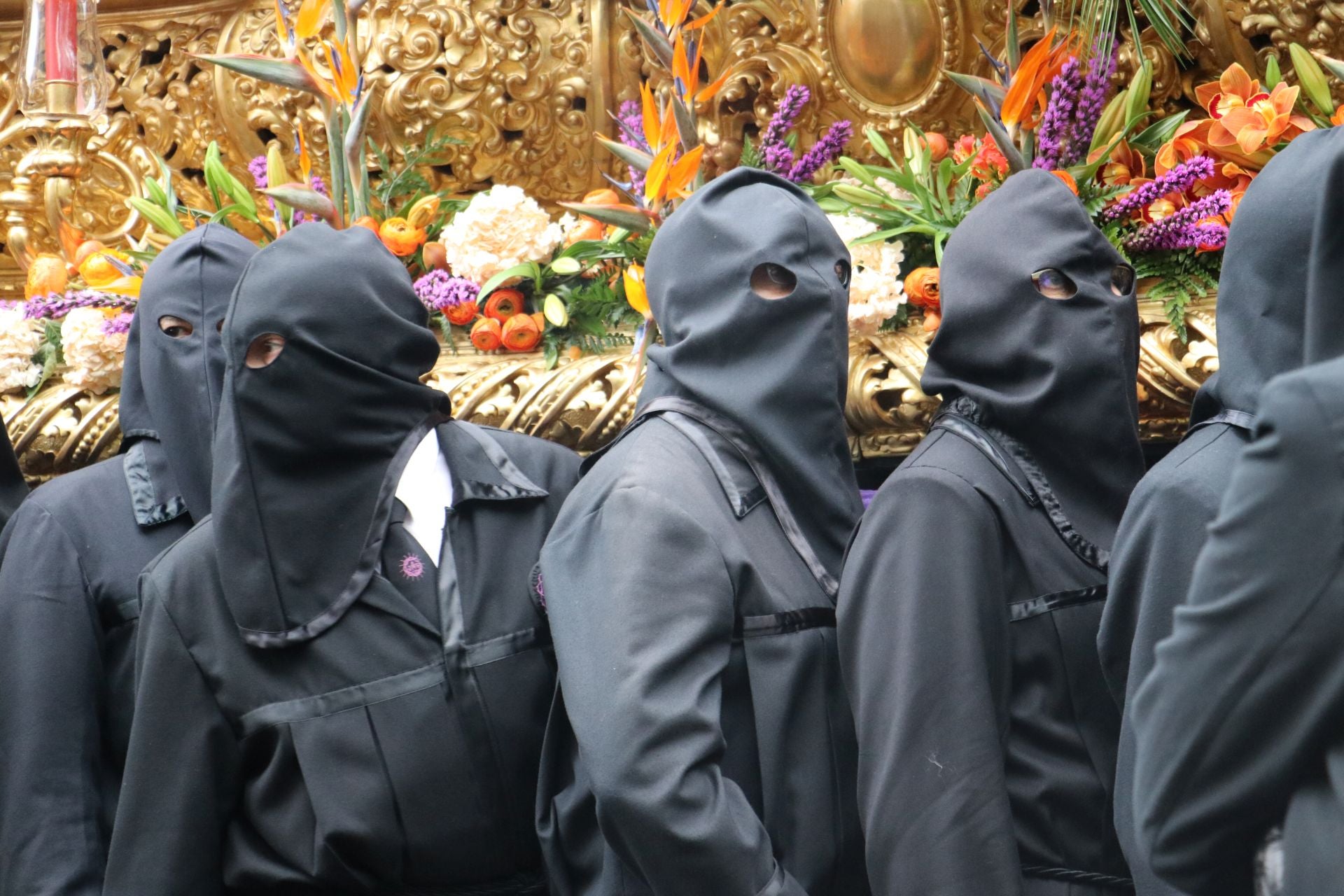 Las imágenes de la salida y procesión de Los Pasos en León