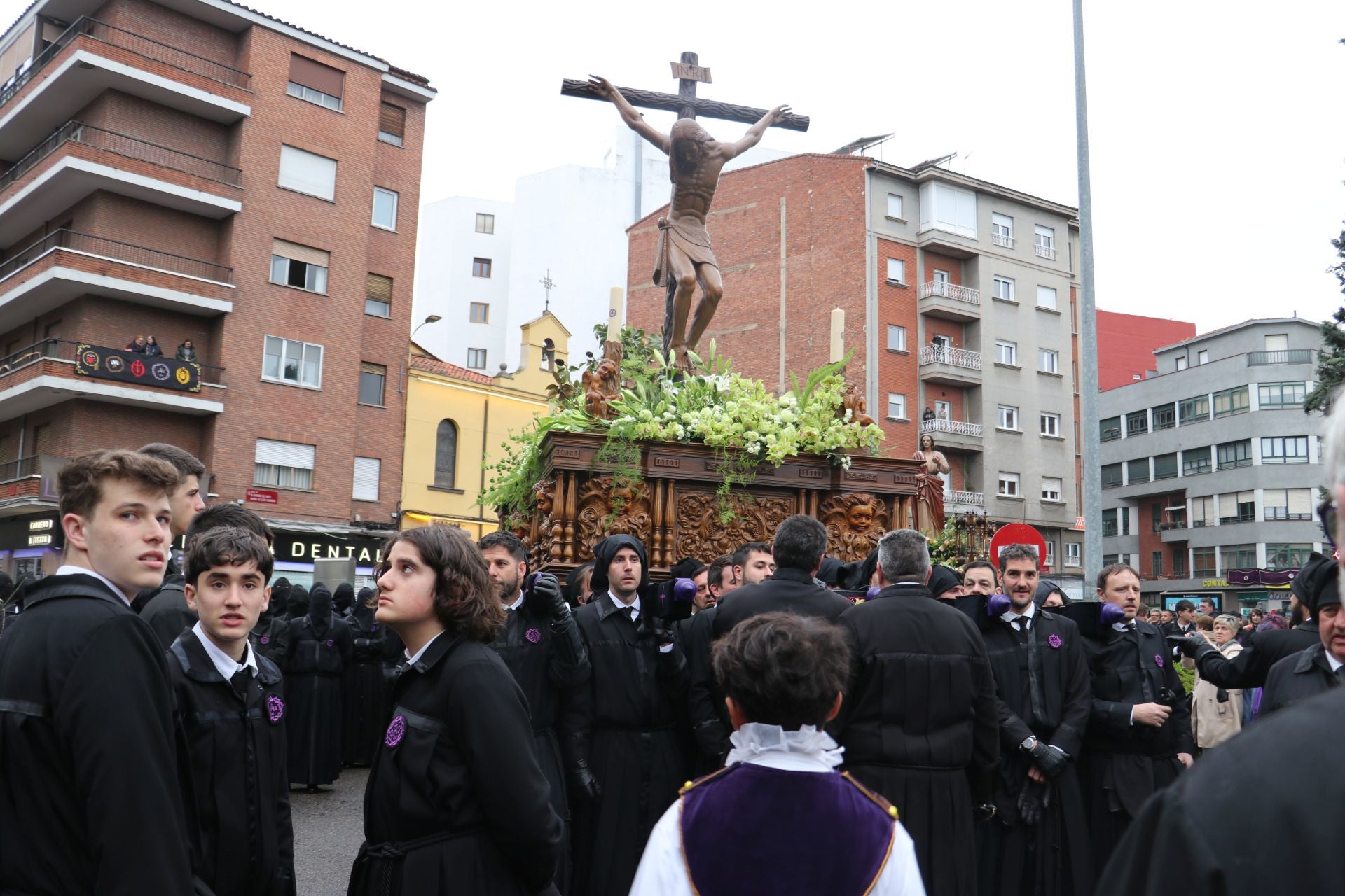 Las imágenes de la salida y procesión de Los Pasos en León