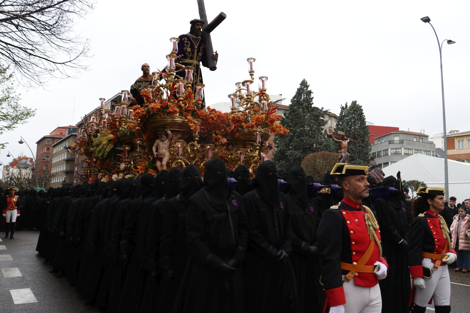 Las imágenes de la salida y procesión de Los Pasos en León