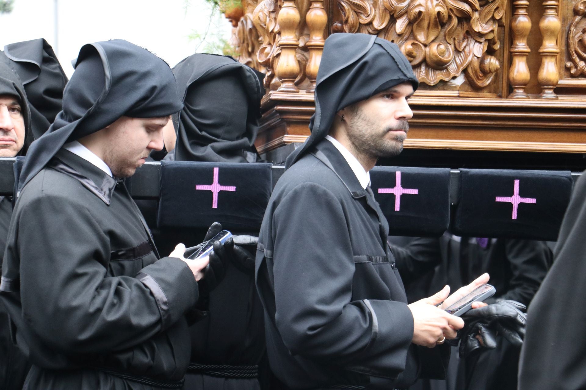 Las imágenes de la salida y procesión de Los Pasos en León