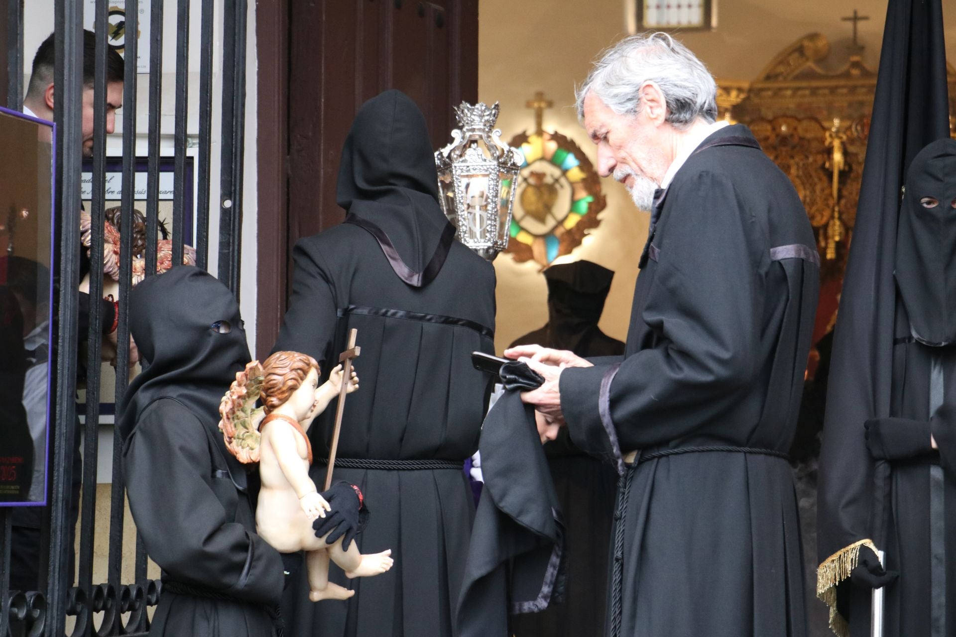 Las imágenes de la salida y procesión de Los Pasos en León