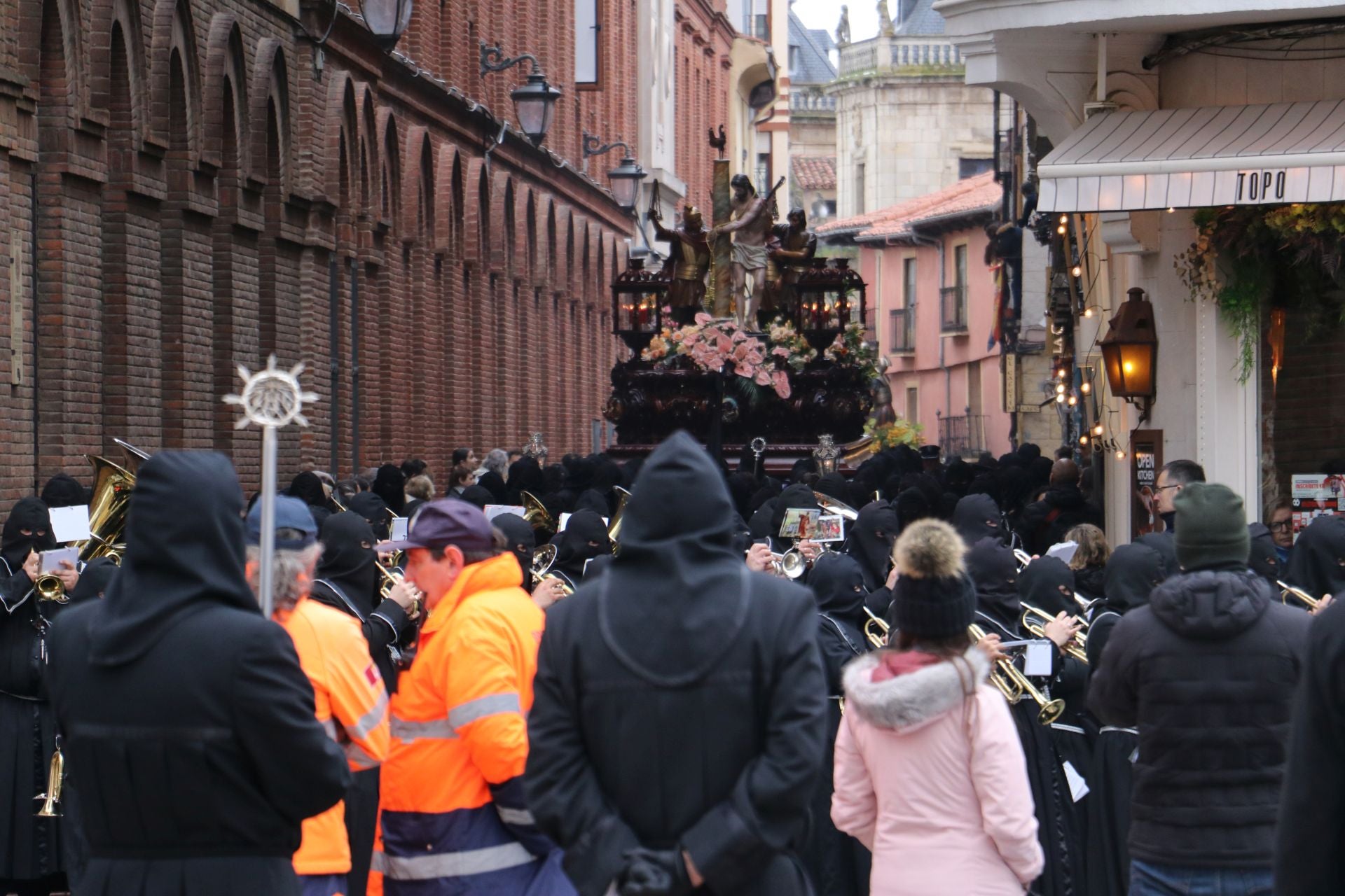 Las imágenes de la salida y procesión de Los Pasos en León