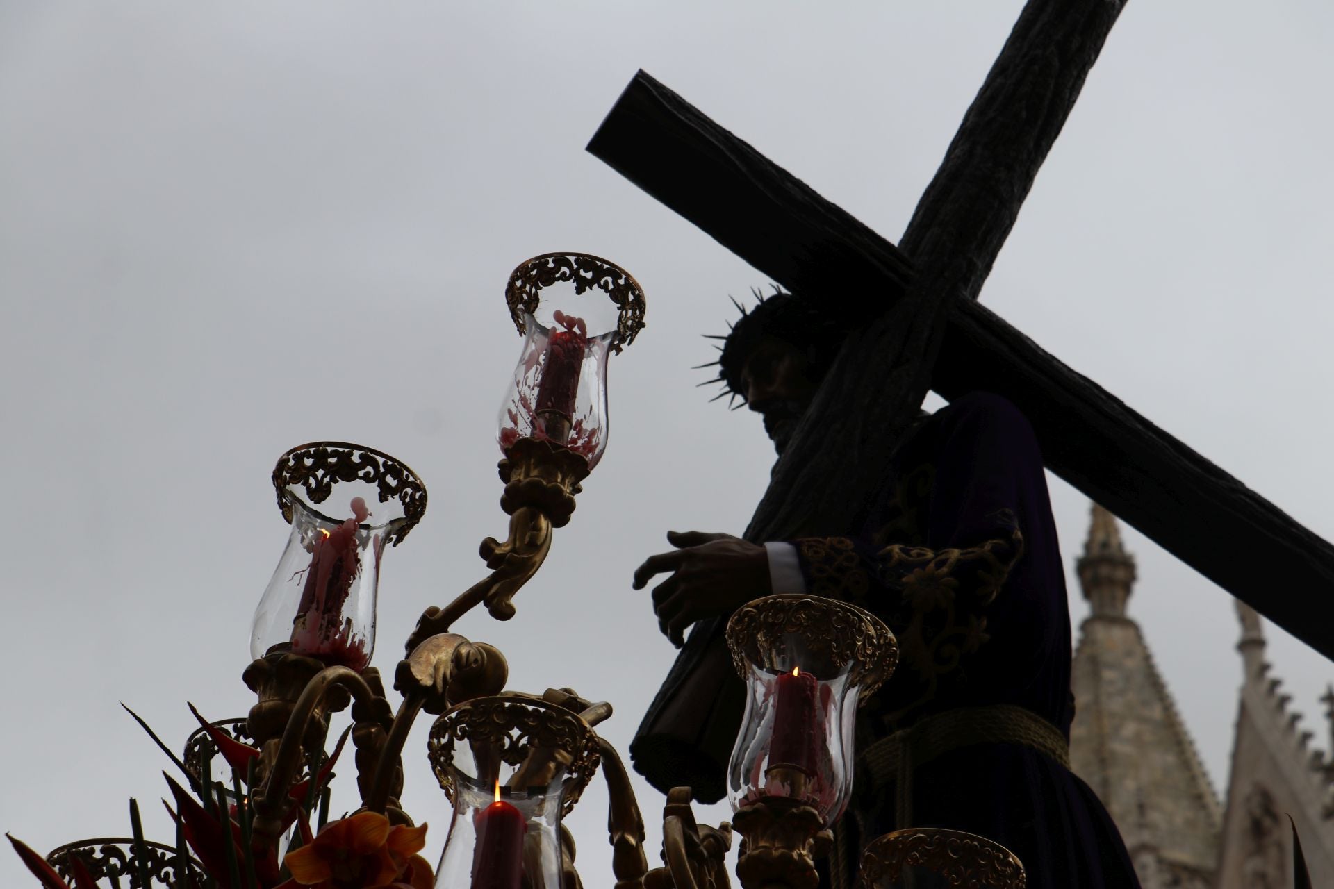 Las imágenes de la salida y procesión de Los Pasos en León