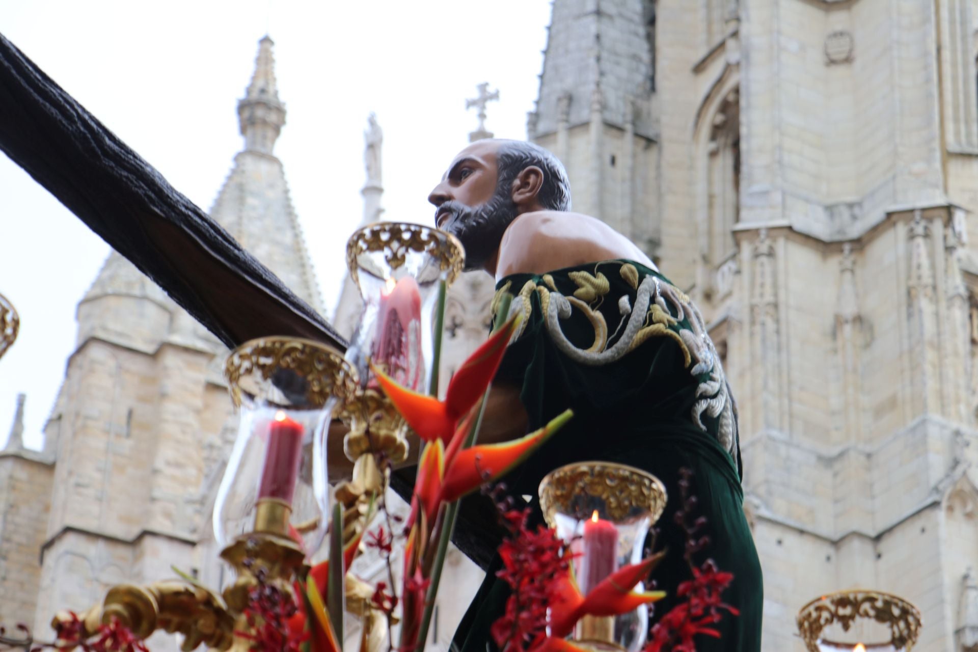 Las imágenes de la salida y procesión de Los Pasos en León