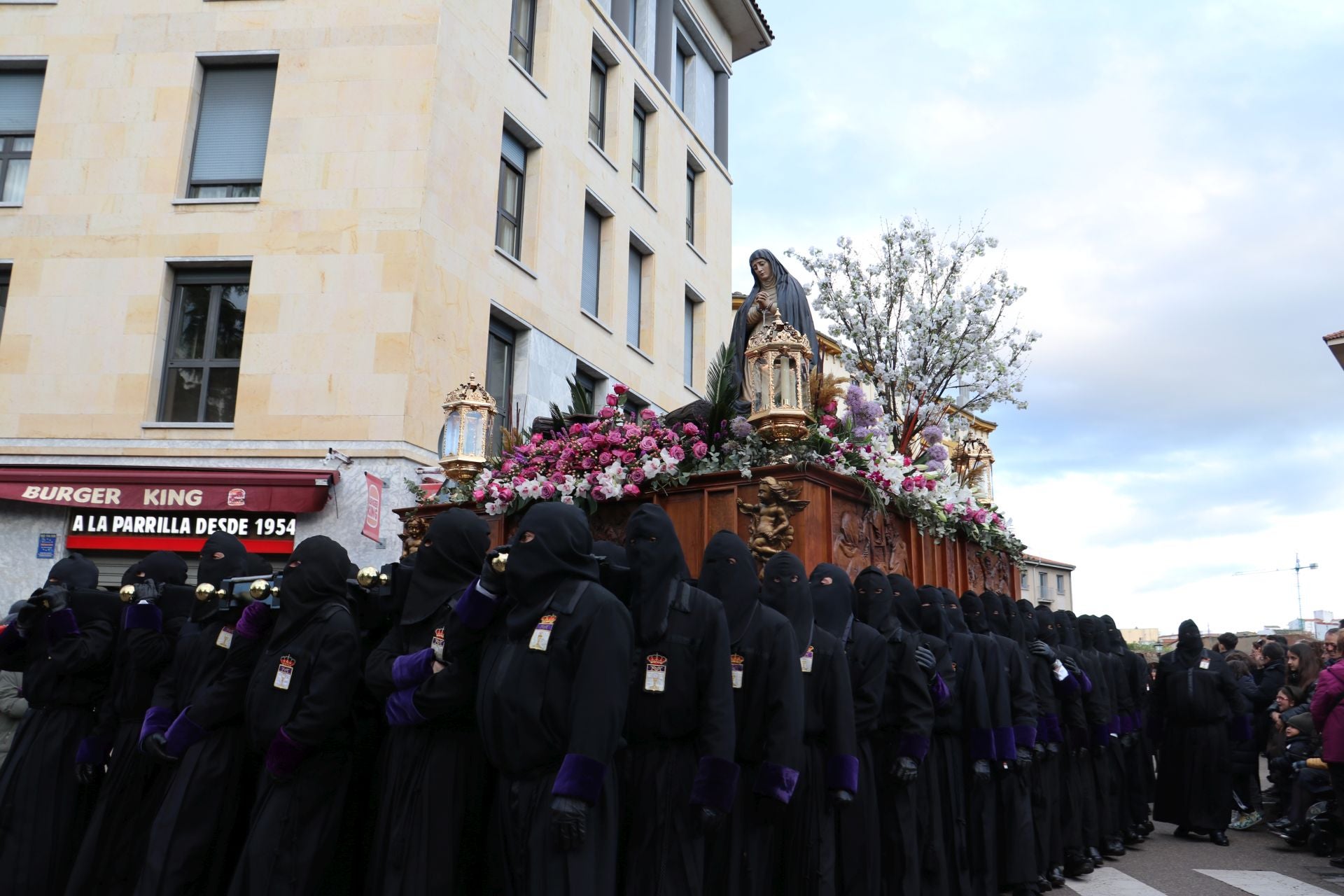 Las mejores imágenes de la procesión del Santo Entierro de Minerva