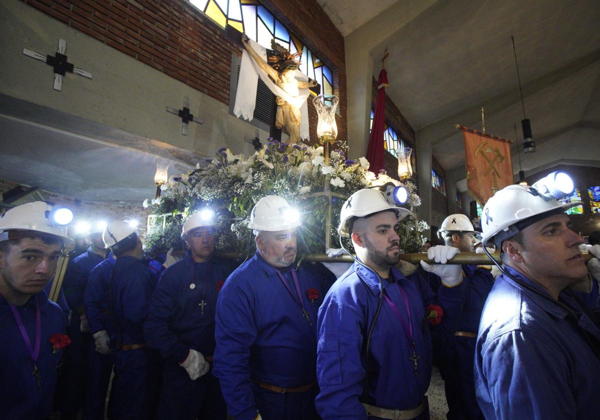 Procesión del Cristo de los Mineros en Caboalles de Abajo