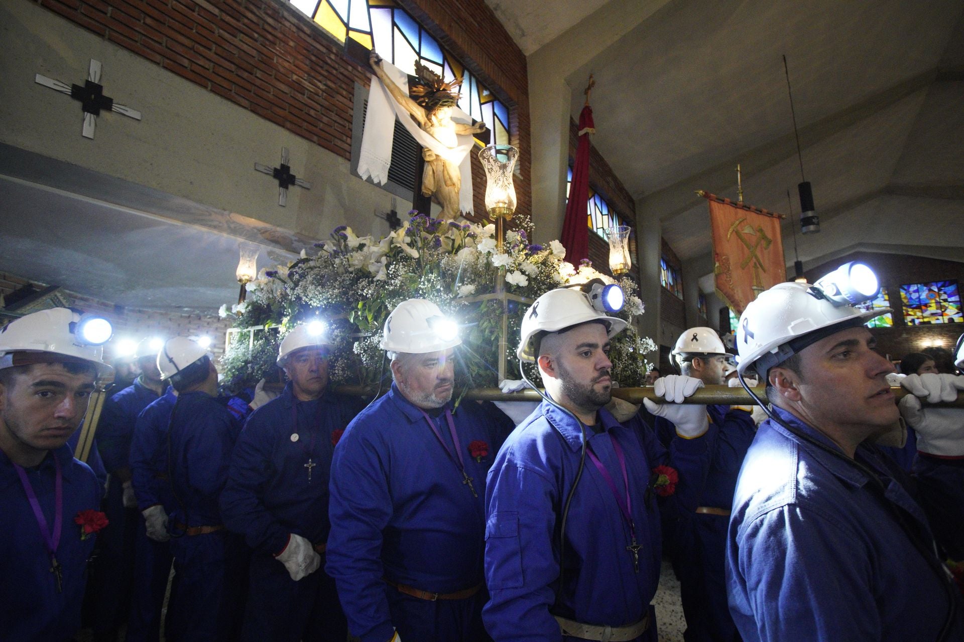 Procesión del Cristo de los Mineros en Caboalles de Abajo