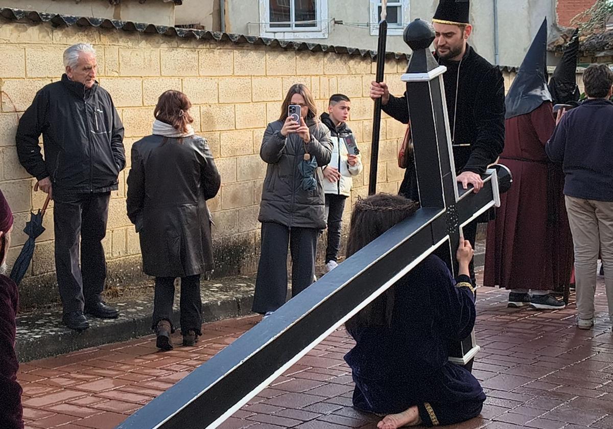 Imagen principal - Acto de las Caídas del Nazareno y Procesión de los Pasos de Almanza