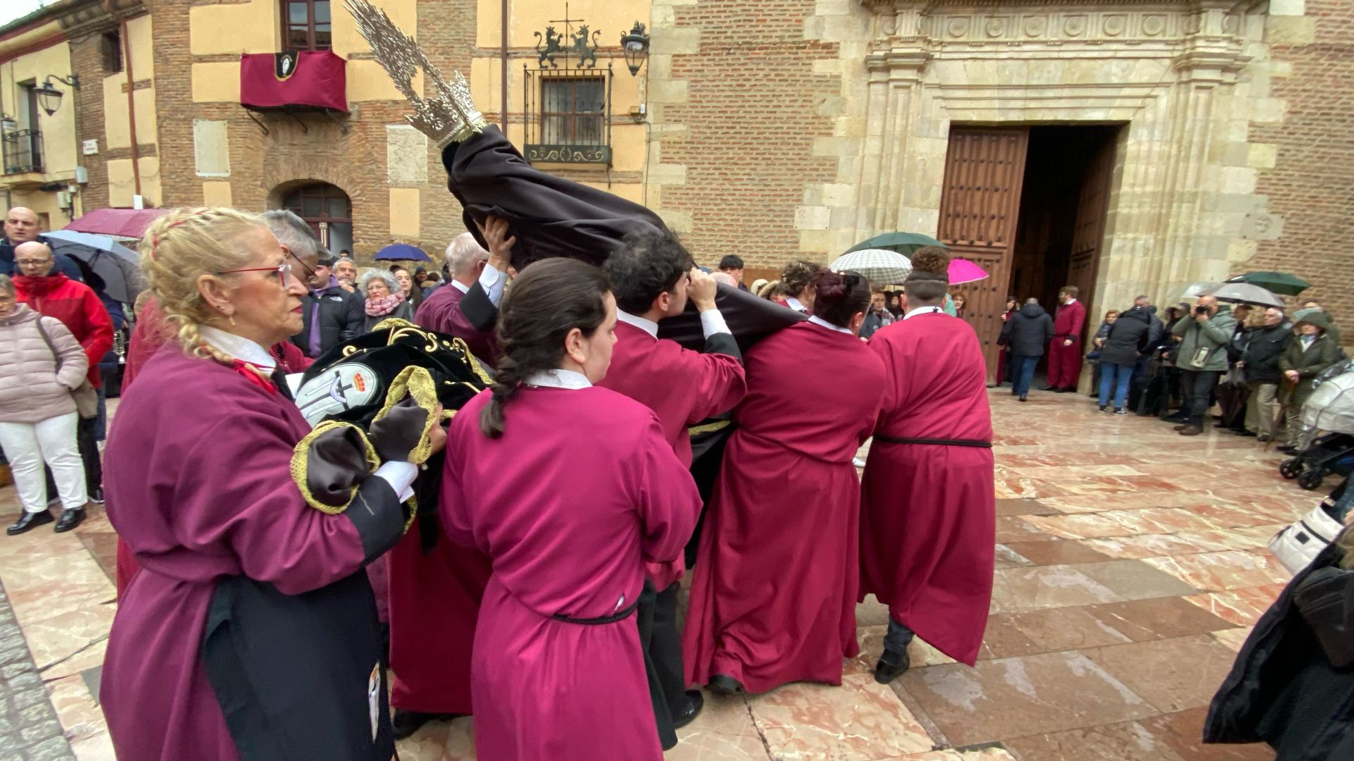 Las imágenes del acto del Desenclavo el Sábado Santo en León