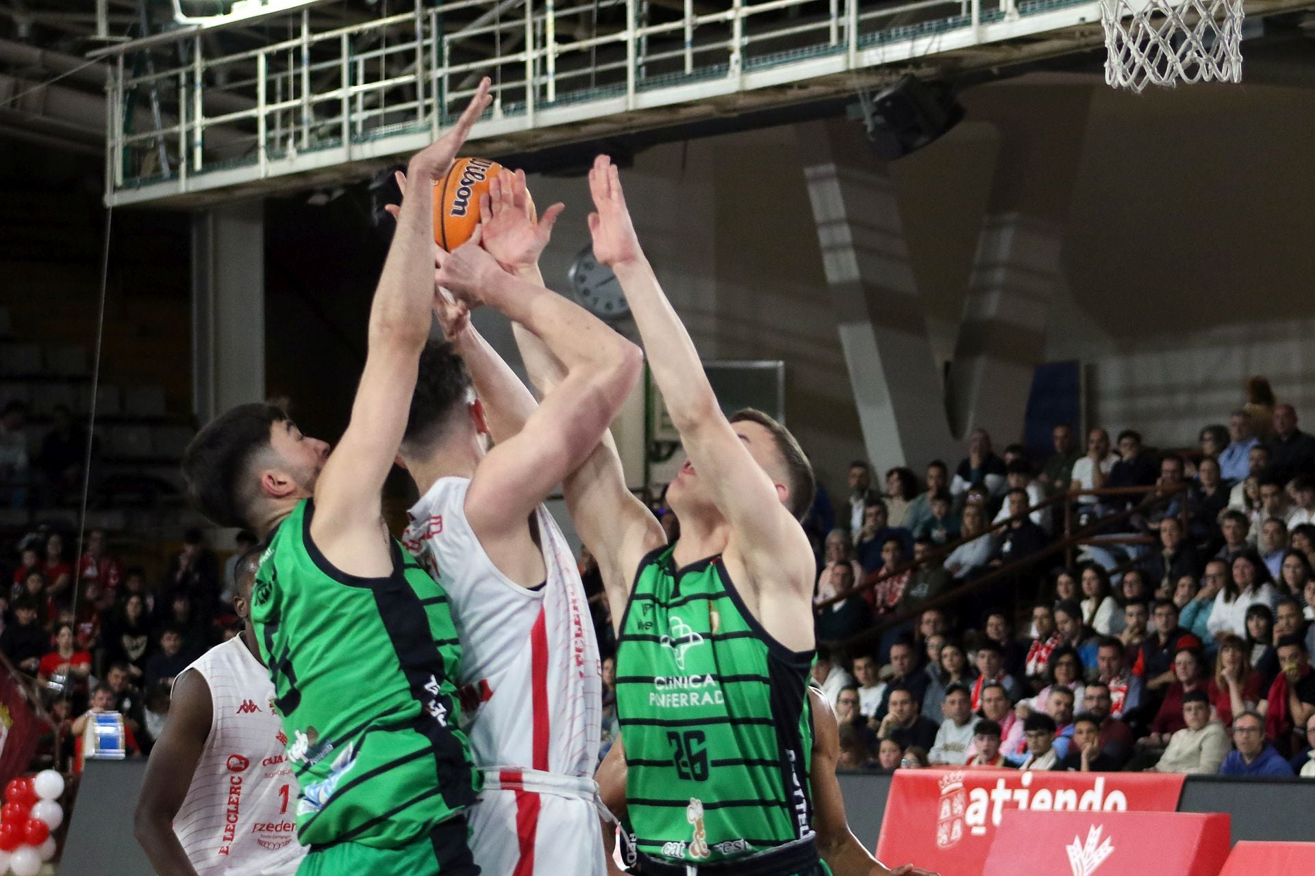 Las mejores imágenes del partido de baloncesto entre la Cultural y la Ponferradina