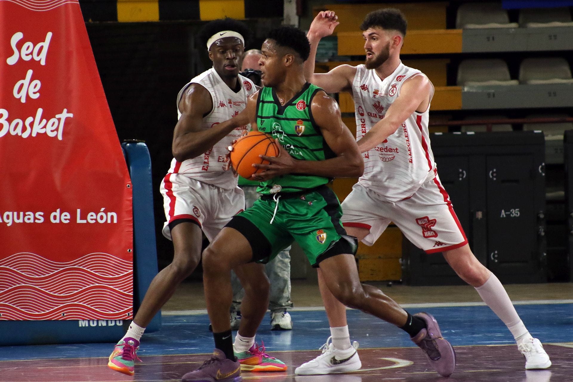 Las mejores imágenes del partido de baloncesto entre la Cultural y la Ponferradina
