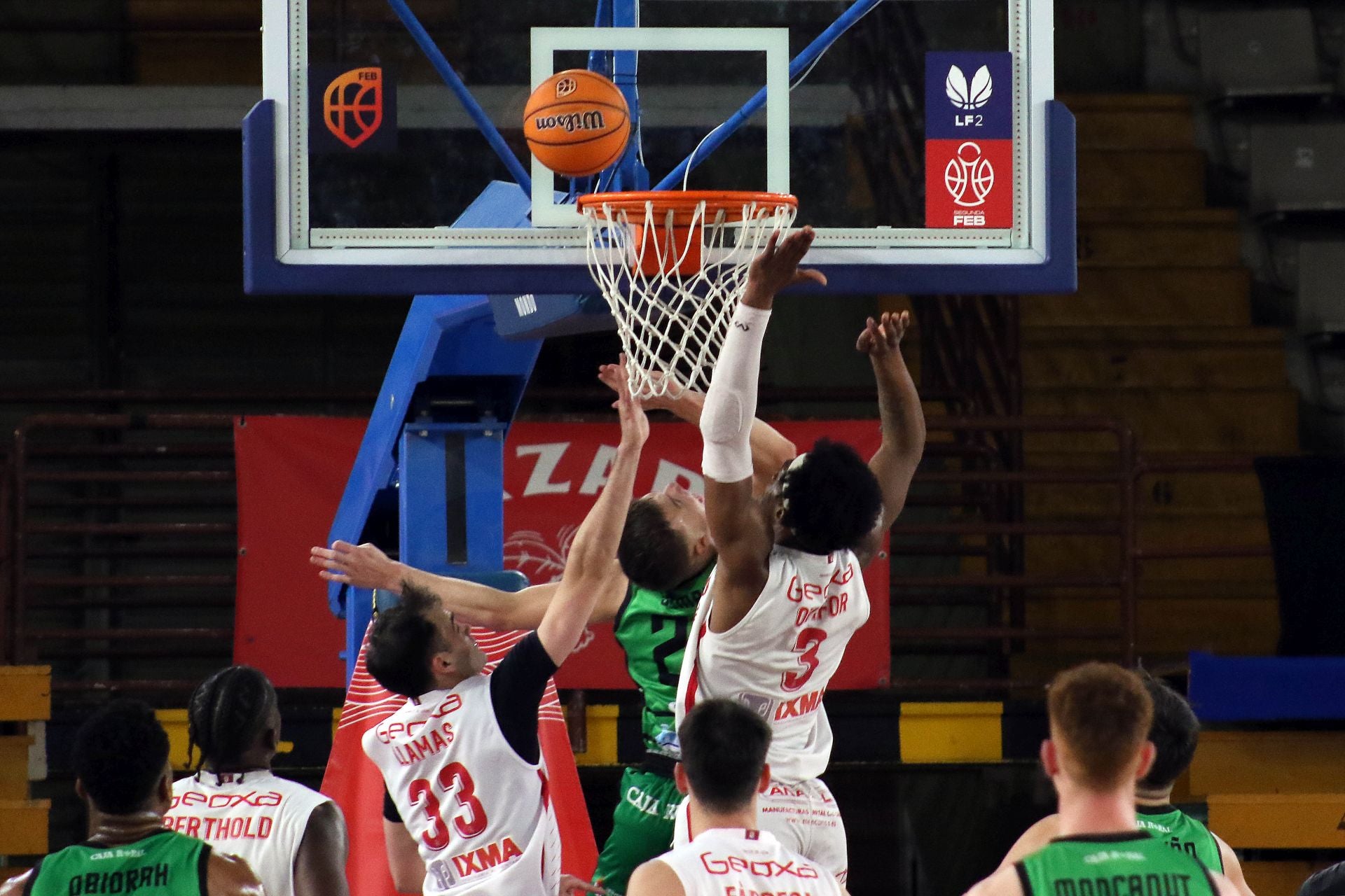 Las mejores imágenes del partido de baloncesto entre la Cultural y la Ponferradina