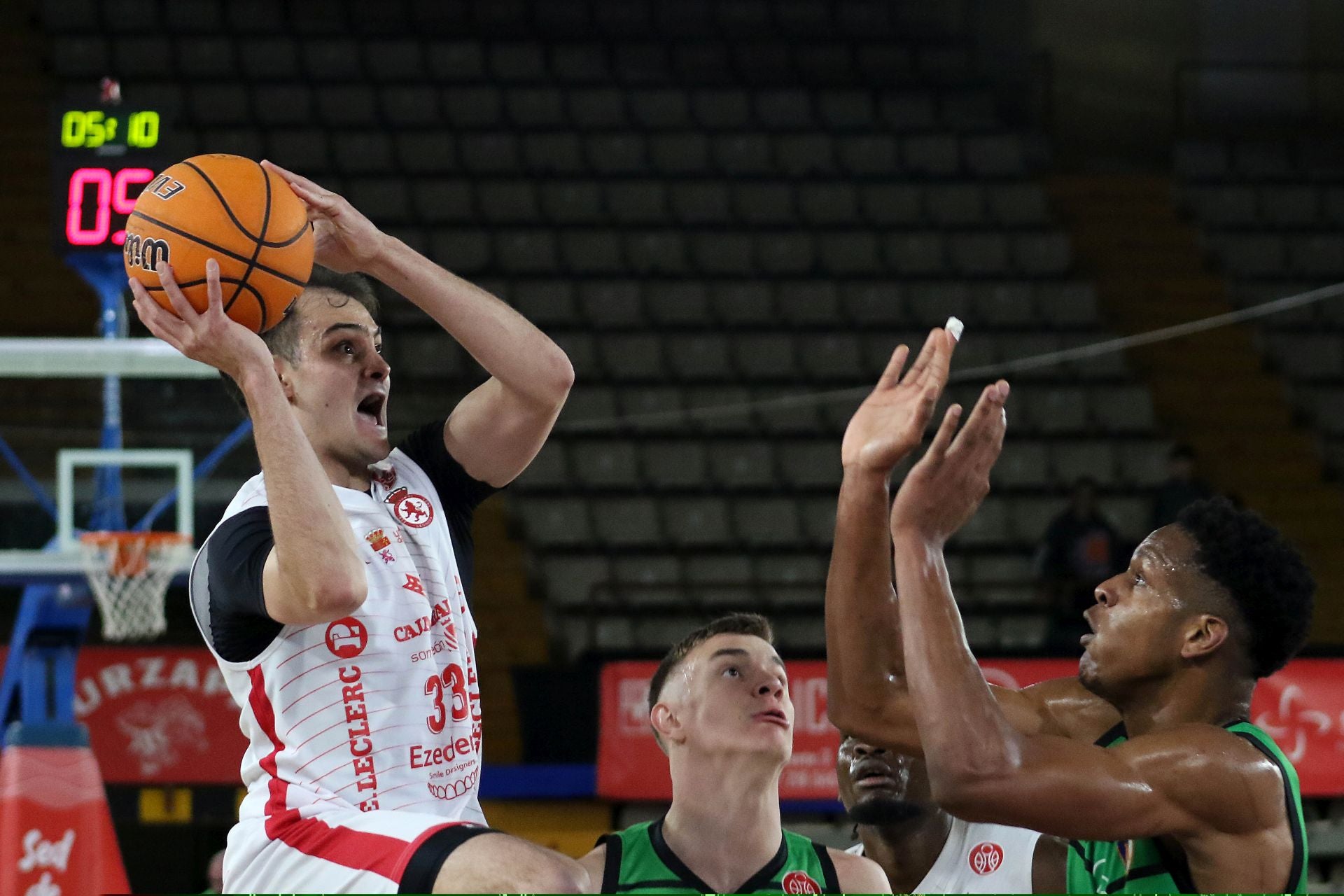 Las mejores imágenes del partido de baloncesto entre la Cultural y la Ponferradina