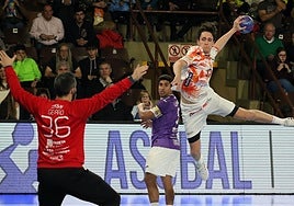 Una jugada del partido del Abanca Ademar