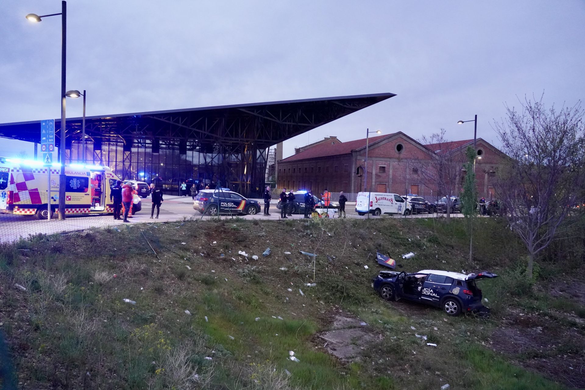 Vuelca un coche de la Policía Nacional con dos agentes