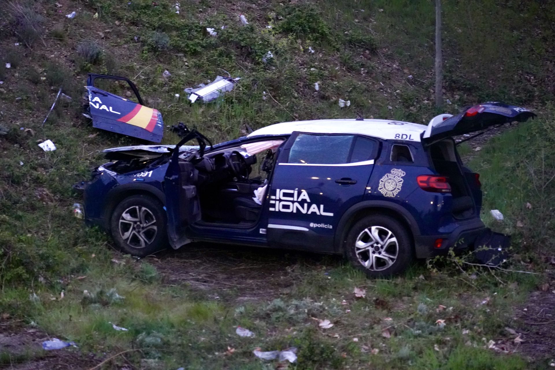 Vuelca un coche de la Policía Nacional con dos agentes