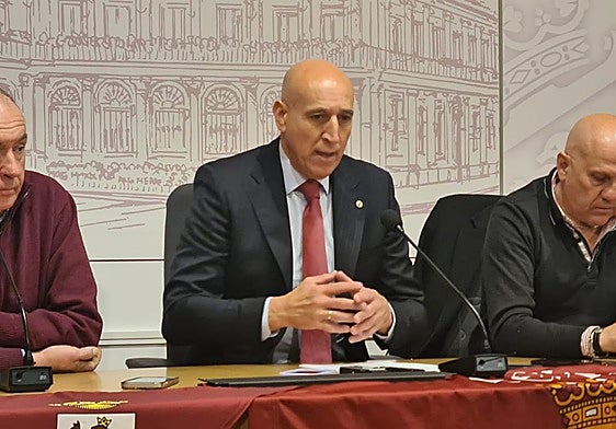 López Sendino (UPL), José Antonio Diez (alcalde) y Carlos González (Conceyu), en rueda de prensa.