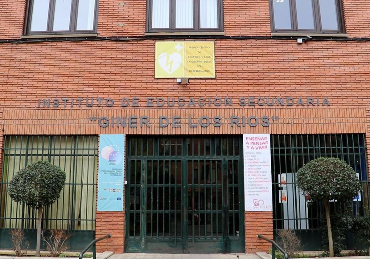 Imagen principal - Fachada del IES Giner de los Ríos; Mercedes del Pozo, profesora del Instituto y Giner de los Ríos. 
