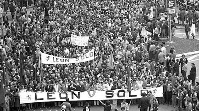 ¿Cuántas personas, según las crónicas de la época, salieron a la calle en la gran manifestación leonesista contraria a su inclusión en Castilla y León en 1984?