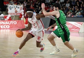 Okafor busca superar a un rival de Clínica Ponferrada.