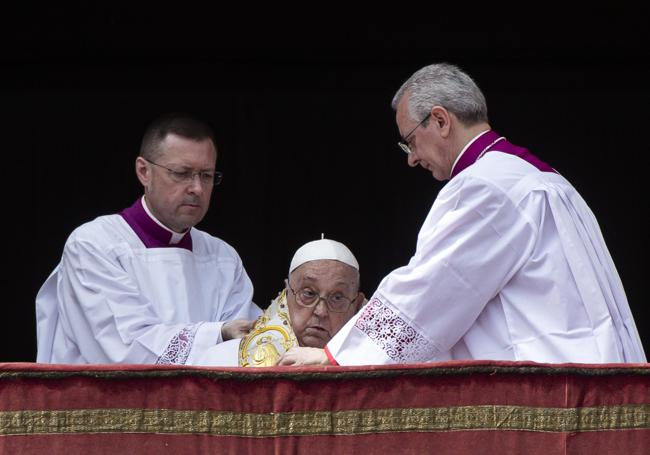 El Papa Francisco habla durante la bendición Urbi et Orbi tras la Misa de Pascua en la Plaza de San Pedro, en la Ciudad del Vaticano, el 20 de abril de 2025.