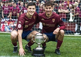 Samu Mayo (D), junto a su compañero en el Pontevedra Rares Mezdrea (I), posa con el trofeo de campeones del grupo 1 de Segunda RFEF.