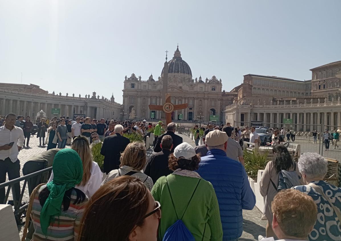 Imagen secundaria 1 - Los leoneses desplazados a Roma velan el cuerpo del papa Francisco