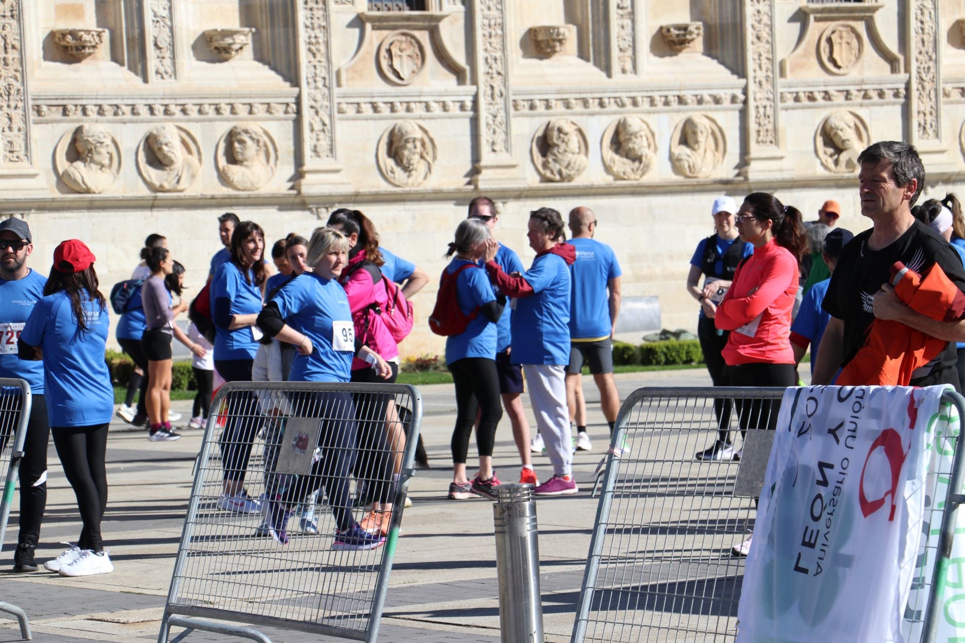 Las imágenes de la carrera solidaria por el día de la comunidad en León