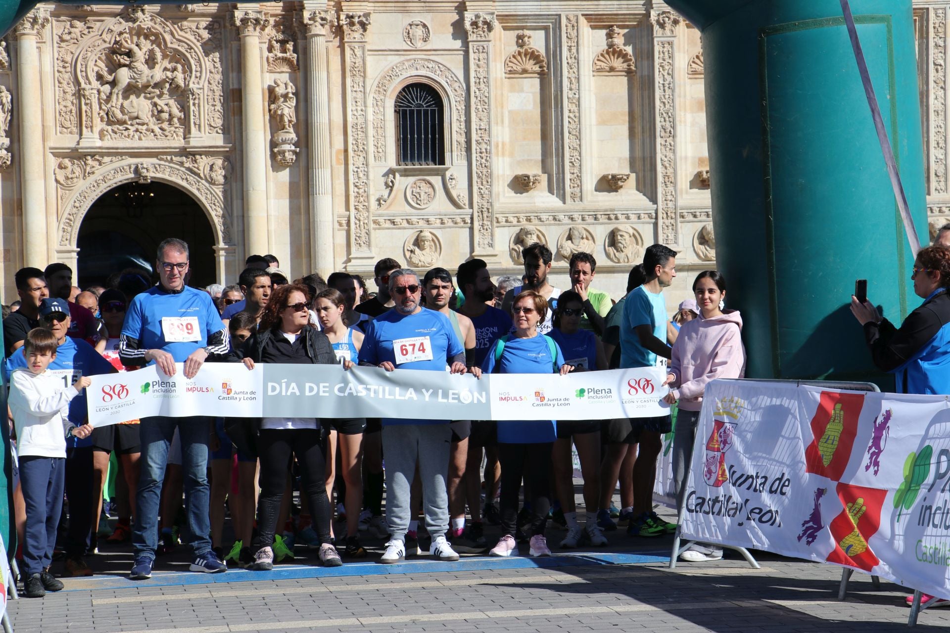 Las imágenes de la carrera solidaria por el día de la comunidad en León
