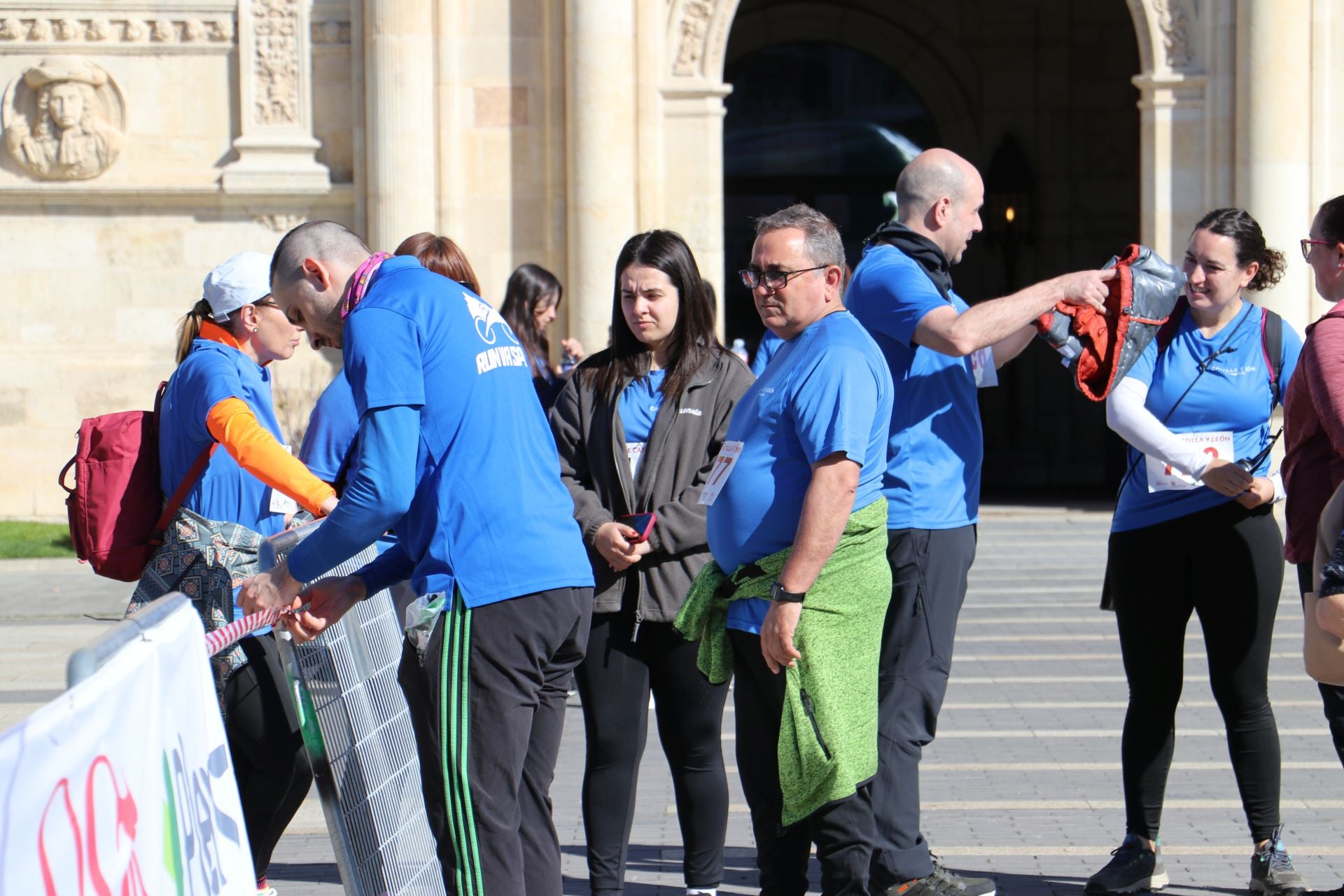 Las imágenes de la carrera solidaria por el día de la comunidad en León