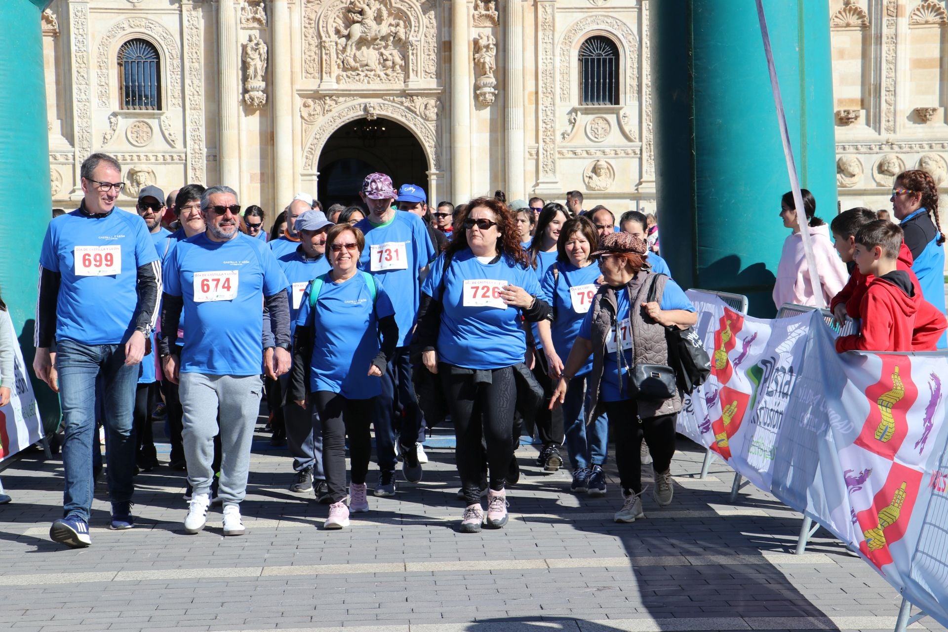 Las imágenes de la carrera solidaria por el día de la comunidad en León