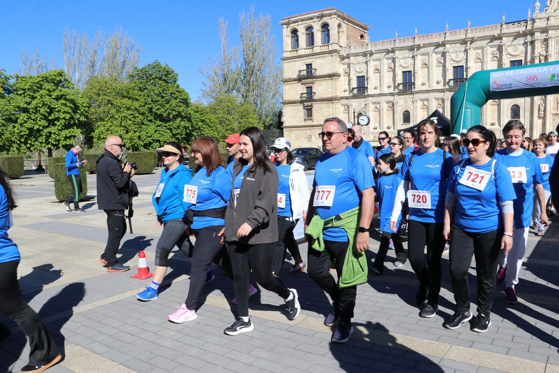 Las imágenes de la carrera solidaria por el día de la comunidad en León