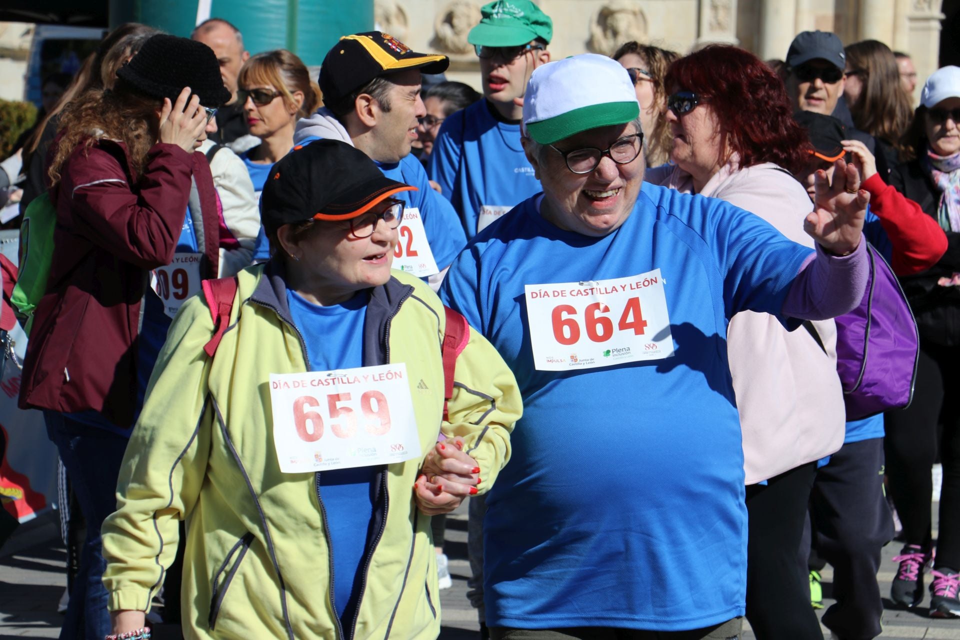 Las imágenes de la carrera solidaria por el día de la comunidad en León