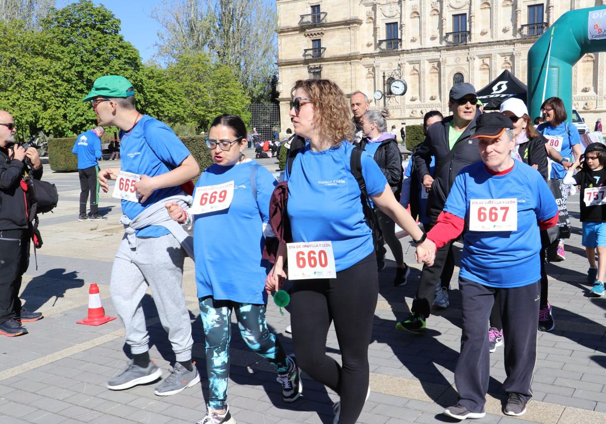Las imágenes de la carrera solidaria por el día de la comunidad en León