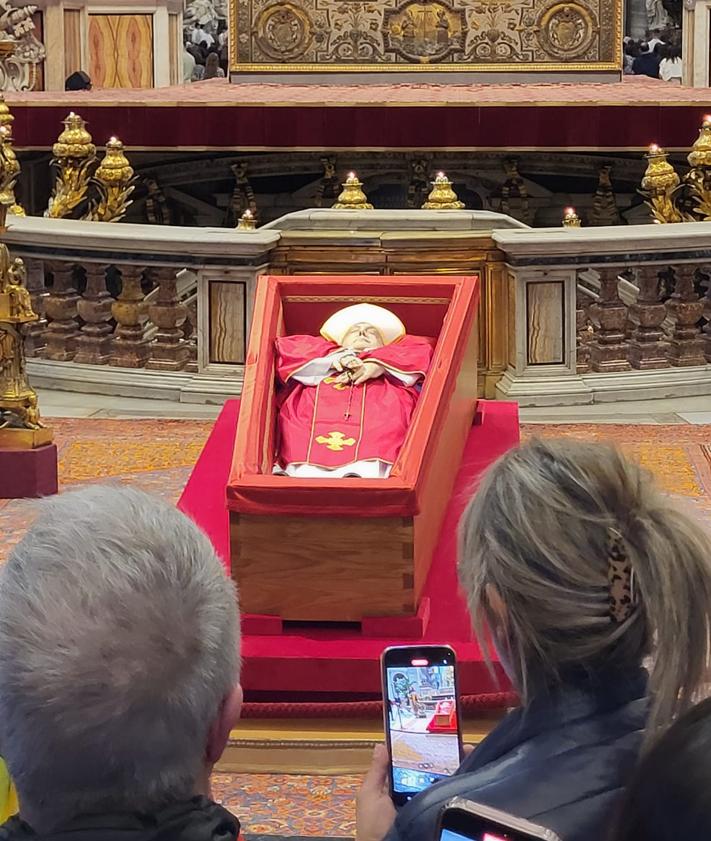 Imagen secundaria 2 - Los leoneses desplazados a Roma velan el cuerpo del papa Francisco