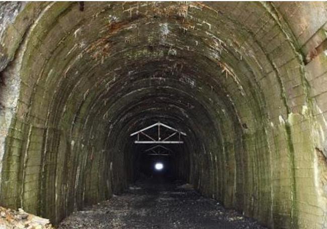 Túnel del teleférico de Minas de Tormaleo por el puerto de Cienfuegos.